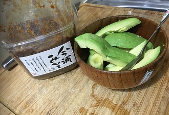 お味噌とアボカドの写真