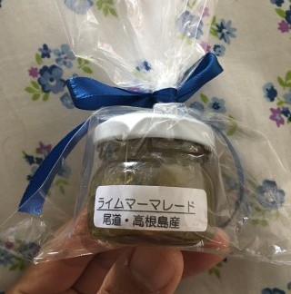 小瓶に入ったライムマーマレードの写真