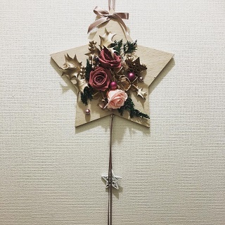 星型のクリスマスリースの写真